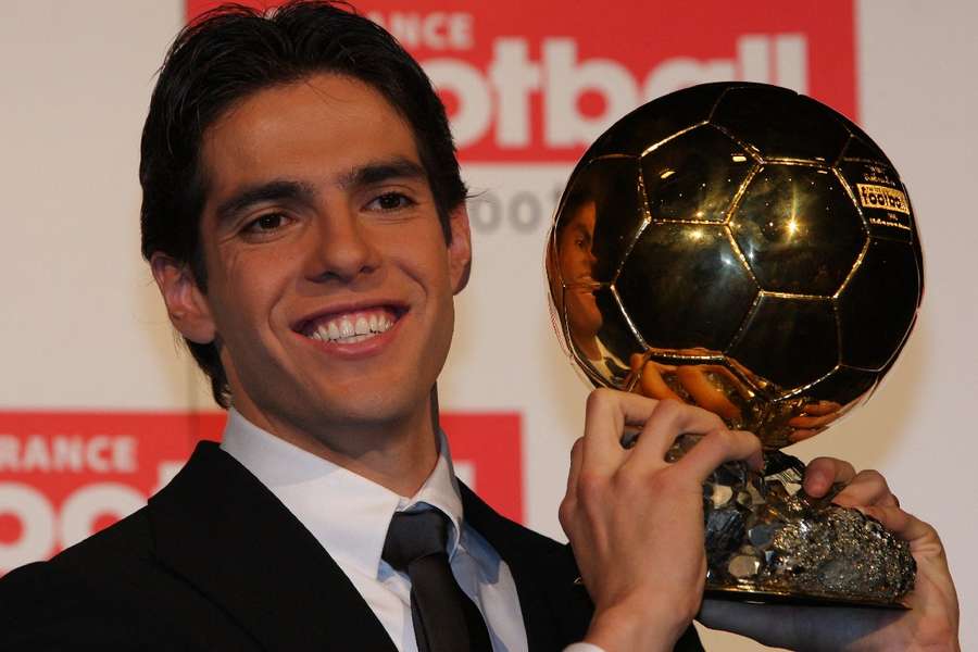 Kaká com a Bola de Ouro conquistada em 2007