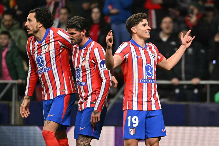 Julián Álvarez dio la vuelta al partido con un doblete