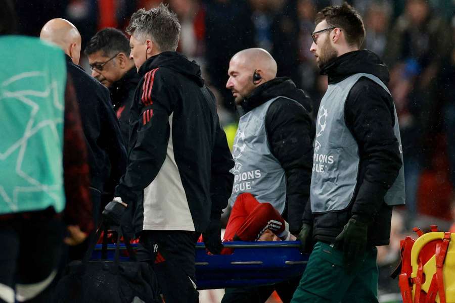 Hugo Ekitiké nach seiner Verletzung im Duell zwischen Liverpool und PSG Hugo Ekitiké nach seiner Verletzung im Duell zwischen Liverpool und PSG