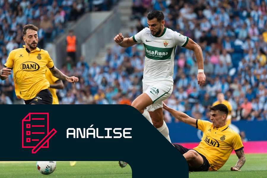 Rafa Mir, do Elche, é desarmado por Ruben Sanchez e Fernando Calero, do Espanhol Rafa Mir, do Elche, é desarmado por Ruben Sanchez e Fernando Calero, do Espanhol