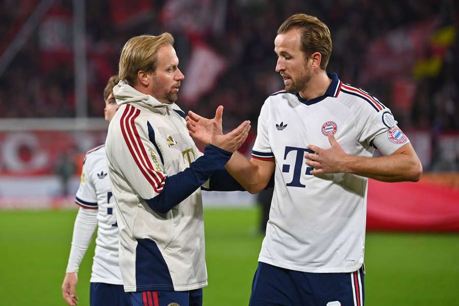 Bayern coach Danks (L) shakes hands with Kane Bayern coach Danks (L) shakes hands with Kane
