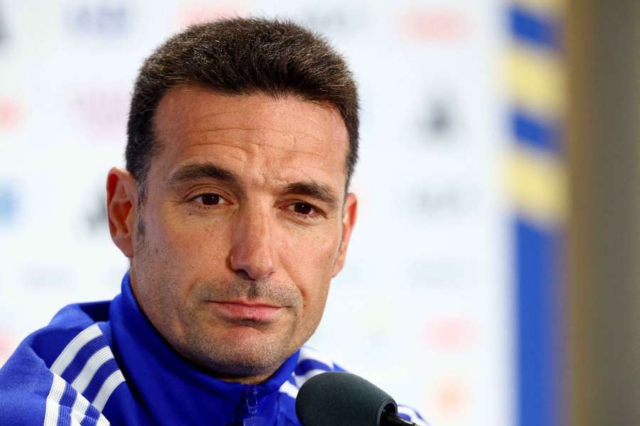 Scaloni atiende a los medios en rueda de prensa Scaloni atiende a los medios en rueda de prensa