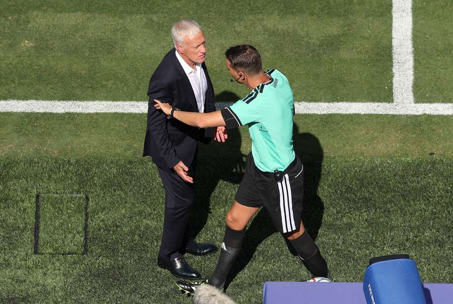 Didier Deschamps reclama a não marcação de um pênalti para a França, no jogo contra Senegal Didier Deschamps reclama a não marcação de um pênalti para a França, no jogo contra Senegal