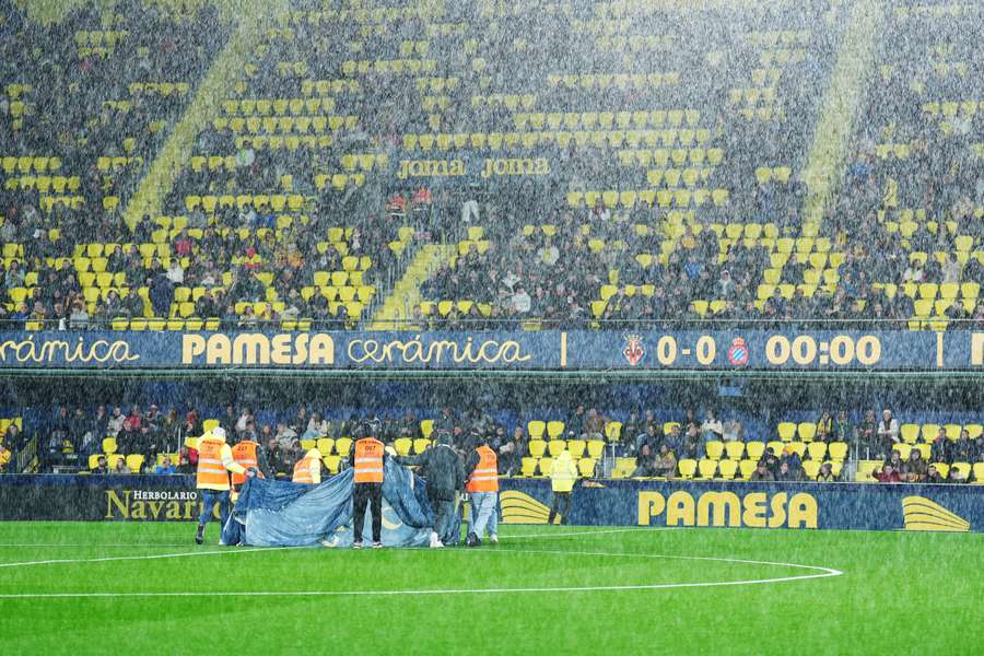 Forte chuva no Estádio de la Cerámica antes do adiamento da partida entre Villarreal e Espanyol