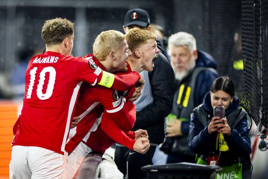 Kees Smit viert zijn goal met Mexx Meerdink en Sven Mijnans