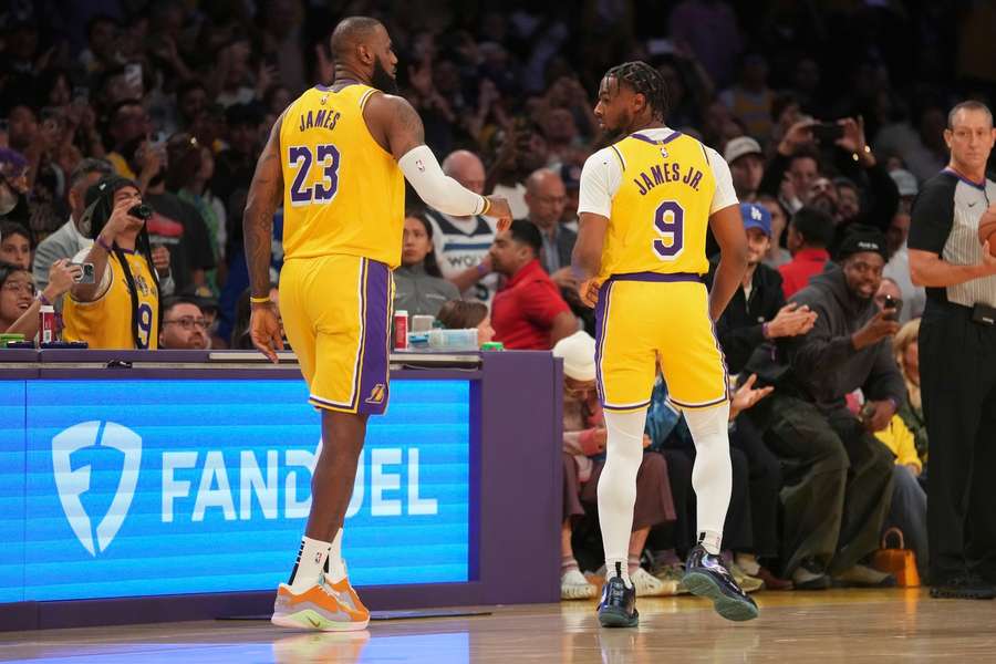 LeBron e Bronny esta noite para o jogo de abertura da época