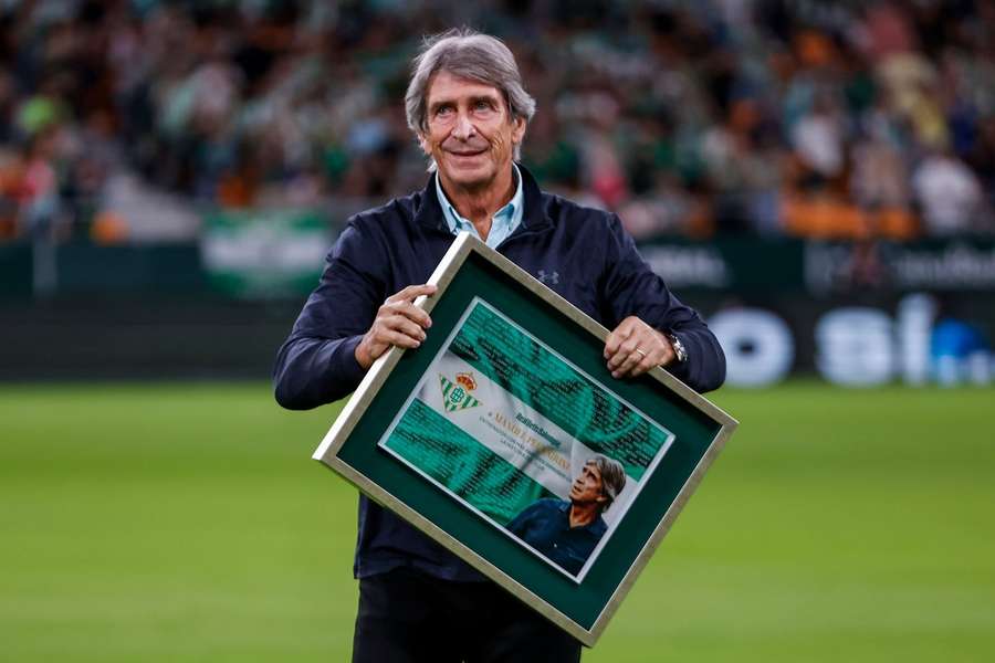 Manuel Pellegrini homenageado no La Cartuja