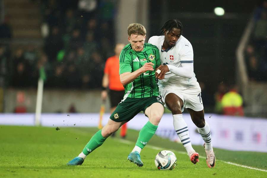 Joel Monteiro (r.) und Nordirlands Terry Devlin kämpfen um den Ball