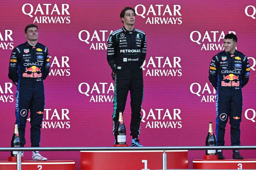 Pódium v Azerbajdžane, ktoré ovládol Russell pred Verstappenom a Hadjarom. Pódium v Azerbajdžane, ktoré ovládol Russell pred Verstappenom a Hadjarom.