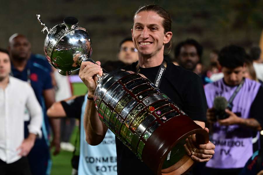 Filipe Luís com a taça da Libertadores nas mãos Filipe Luís com a taça da Libertadores nas mãos