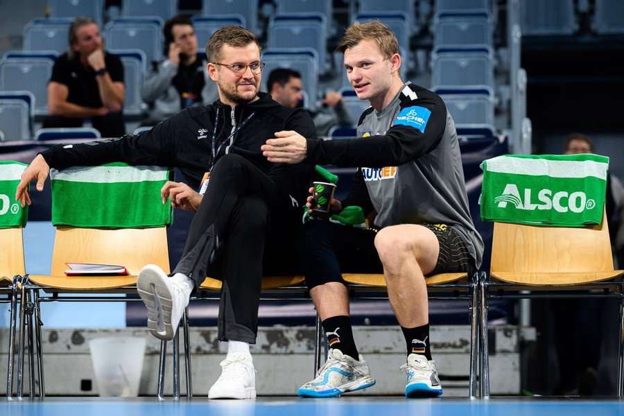 Fabian Böhm (l.) im Gespräch mit DHB-Nationalspieler Timo Kastening.