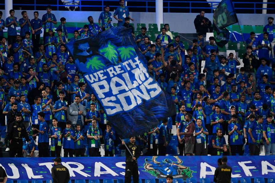 La liga de fútbol saudí sigue adelante con público a pesar de la guerra en Irán