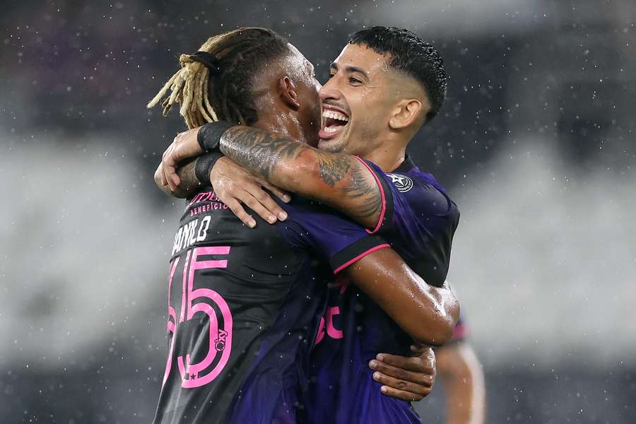 Santi Rodríguez abriu o placar em cobrança de falta Santi Rodríguez abriu o placar em cobrança de falta