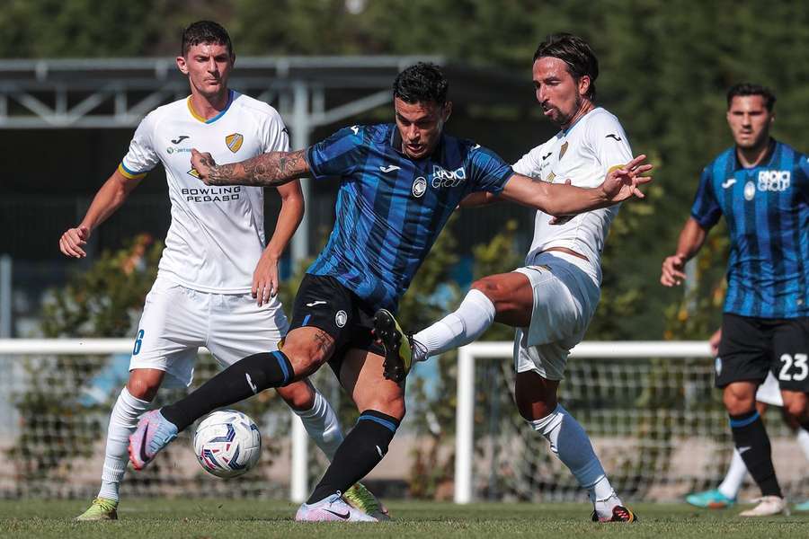 Scamacca marca logo na sua estreia com a Atalanta