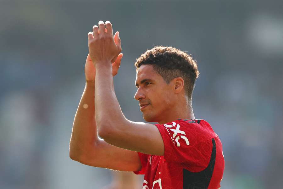 Raphael Varane com a camisa do Manchester United