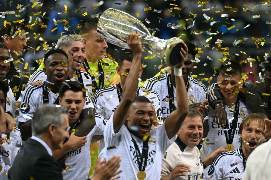 Mbappe ajudou o Real Madrid a conquistar um troféu na sua estreia