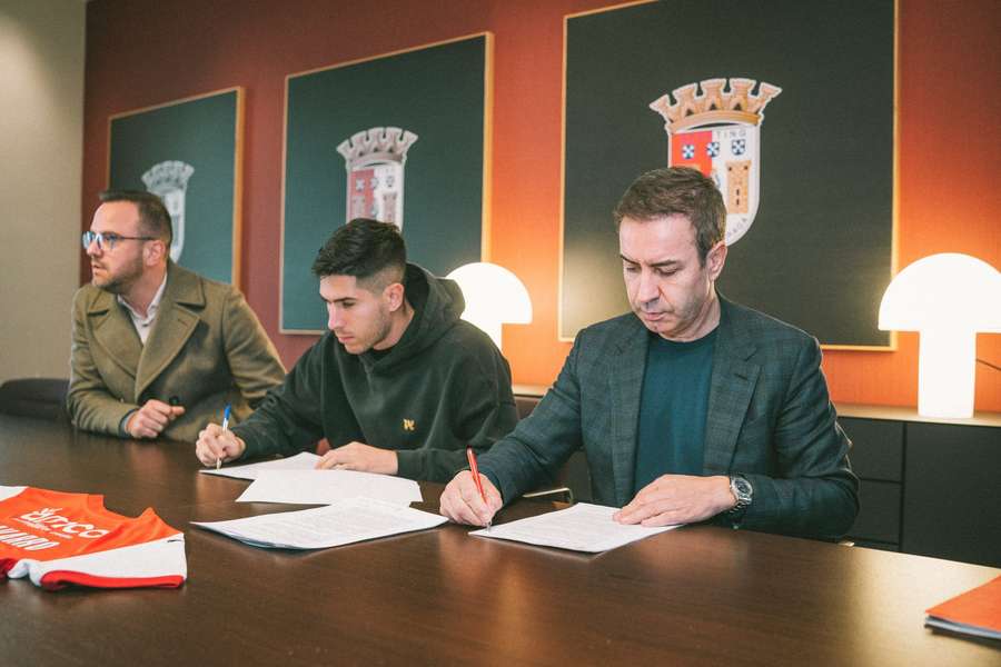 Fran Navarro na assinatura do contrato