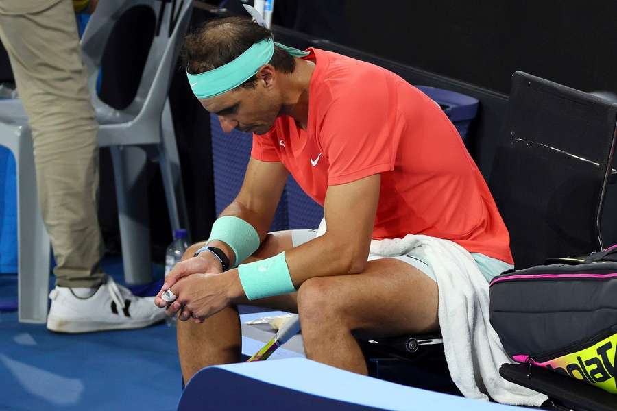 Rafael Nadal, da Espanha, parece abatido em sua partida de quartas de final contra Jordan Thompson, da Austrália, durante o Brisbane International