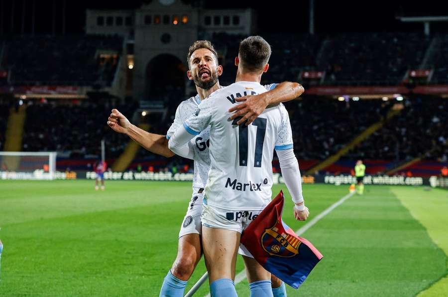 Stuani a Valery slaví čtvrtý gól do sítě Barcelony 