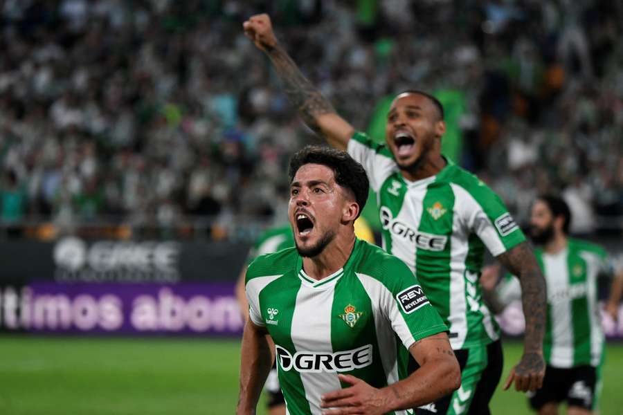 Pablo Fornals celebrates his goal