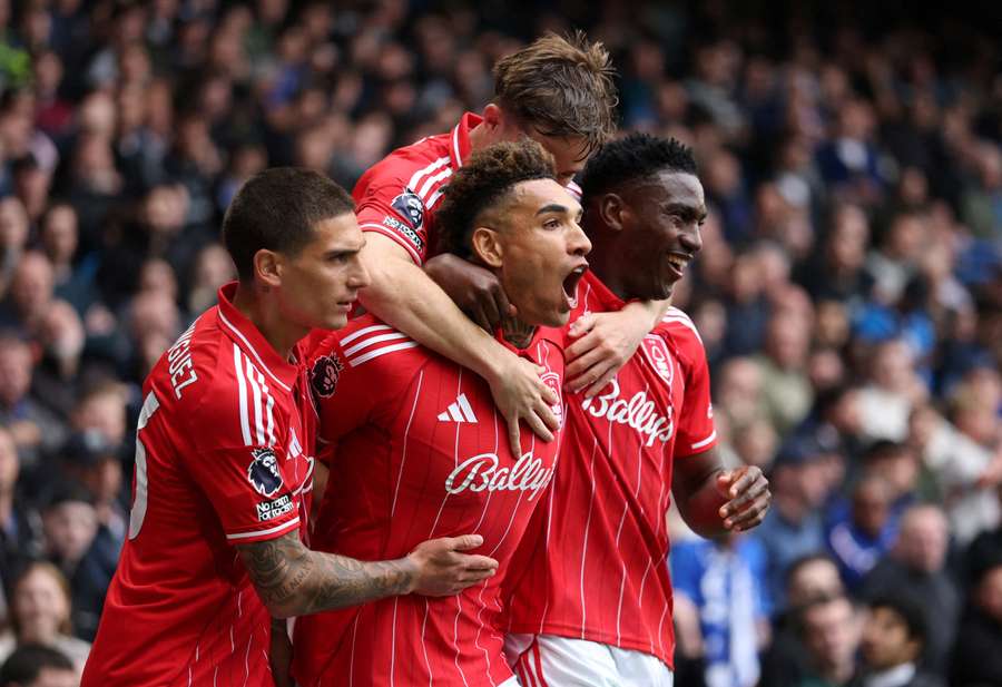 Hráči Nottinghamu oslavujú víťazstvo.