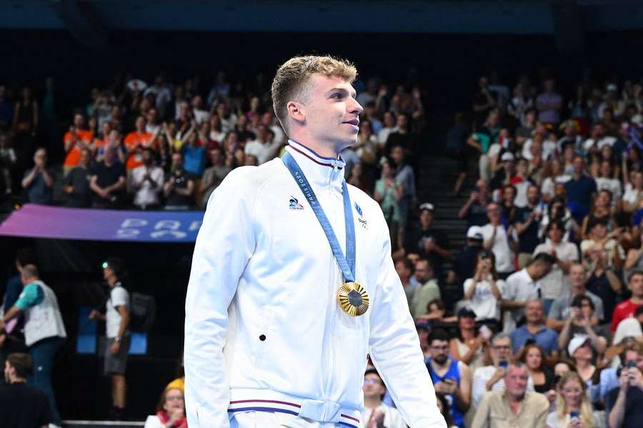 Léon Marchand victorieux de son premier titre olympique sur 400 m quatre nages dimanche soir. 