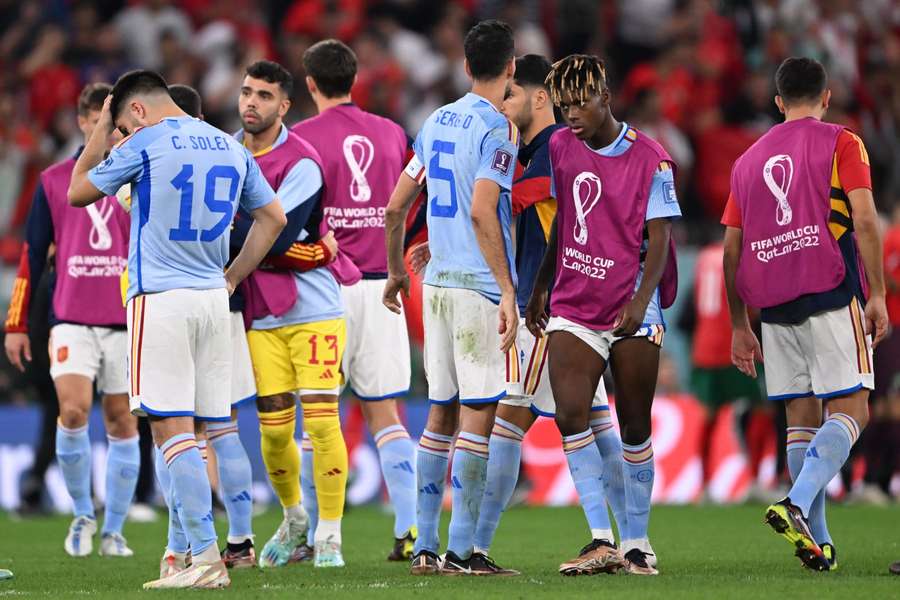 Spaanse spelers druipen af na de verloren strafschoppenreeks tegen Marokko