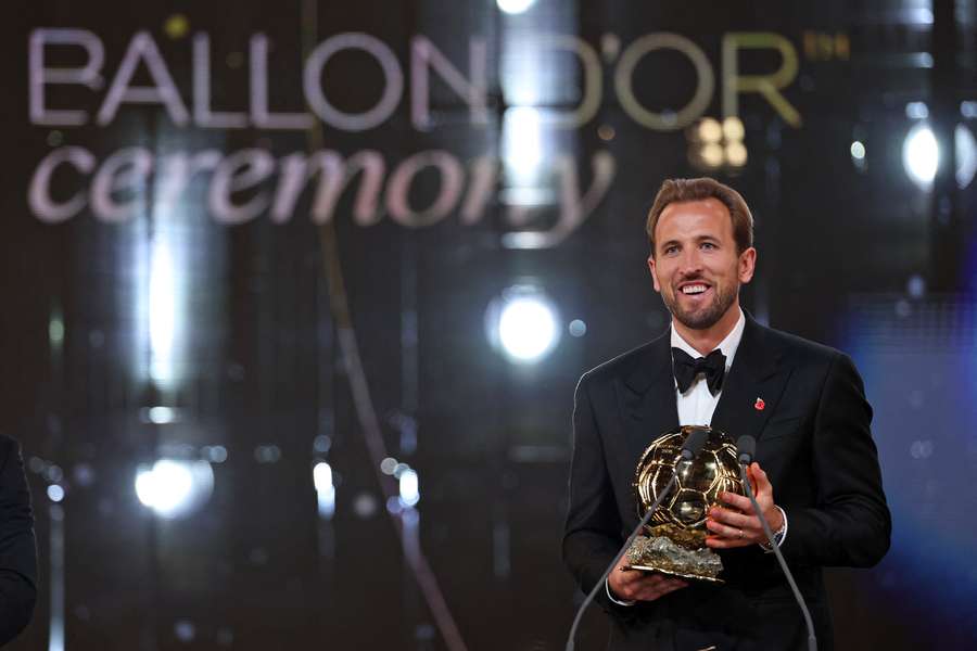 Harry Kane mit der Ballon-d'Or-Trophäe. Harry Kane mit der Ballon-d'Or-Trophäe.