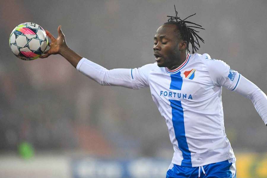 Obránce Baníku Ostrava Emannuel Uchenna.