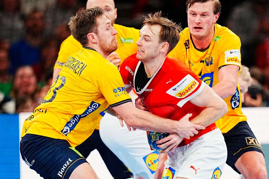 Danmark besejrer Sverige i håndbold-gyser og tager femte sejr i træk efter kaotisk afgørelse