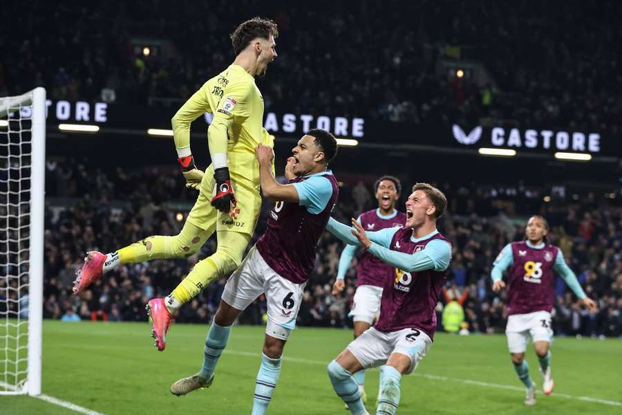 Trafford comemora duas defesas de penálti
