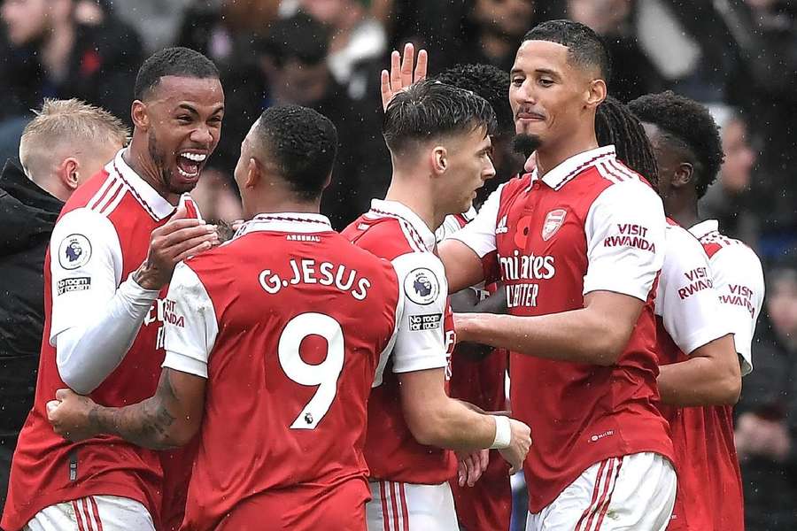 Arsenal vence Chelsea com gol brasileiro e volta a liderar o Inglês