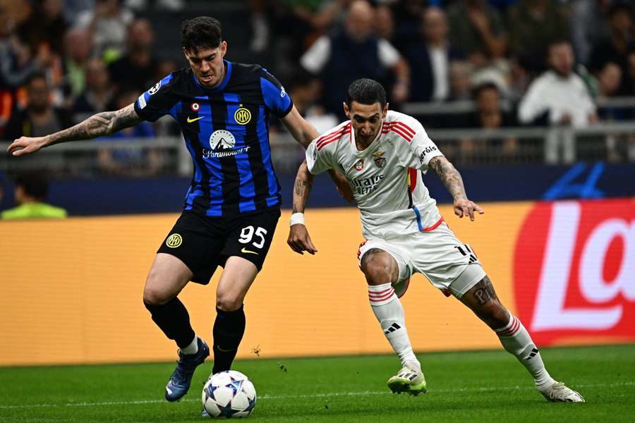 Di María em duelo com Bastoni, na Liga dos Campeões