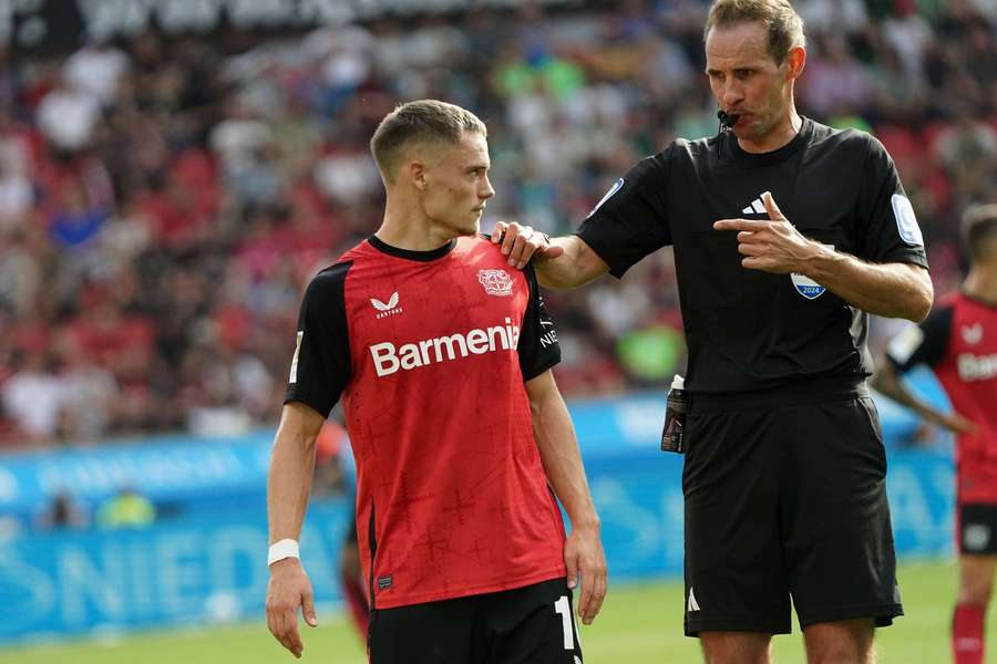 Sascha Stegemann îl avertizează pe Florian Wirtz în  Leverkusen vs VfL Wolfsburg