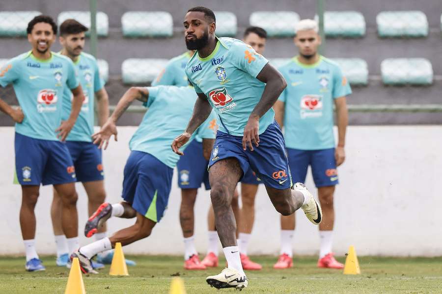 Gerson deve substituir Lucas Paquetá contra o Peru