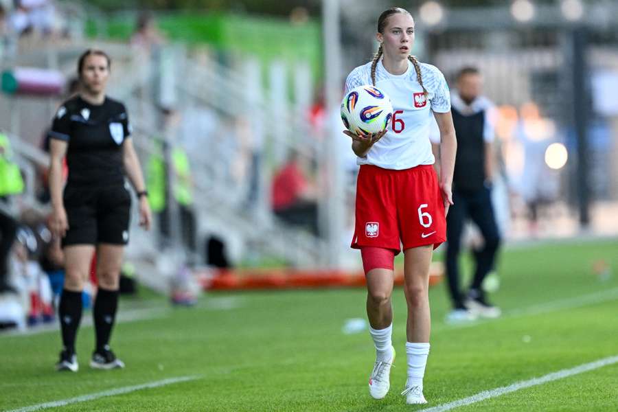 Iga Witkowska podczas meczu grupy A piłkarskich mistrzostwach Europy U19 kobiet z Włochami, 15 bm. w Stalowej Woli. Iga Witkowska podczas meczu grupy A piłkarskich mistrzostwach Europy U19 kobiet z Włochami, 15 bm. w Stalowej Woli.
