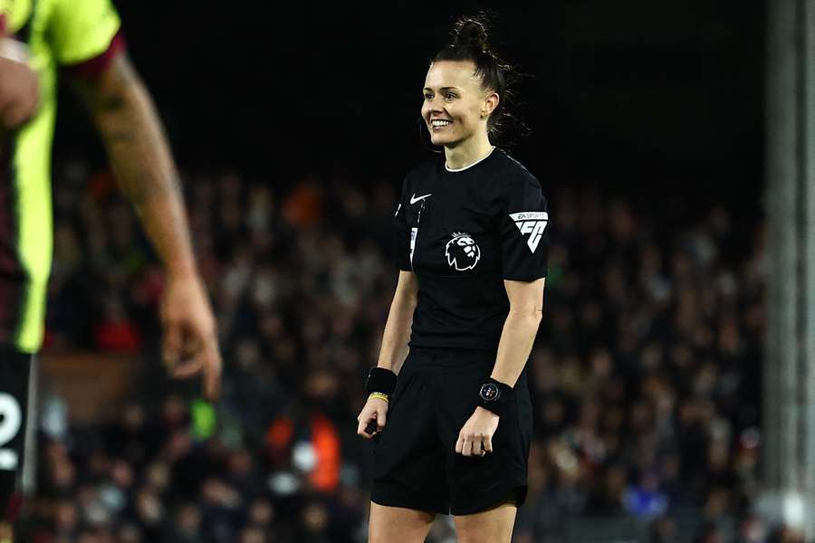 Rebbeca Welch is de eerste vrouw ooit die een Premier League-duel leidt