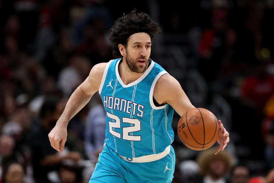Vasilije Micic, con los Charlotte Hornets