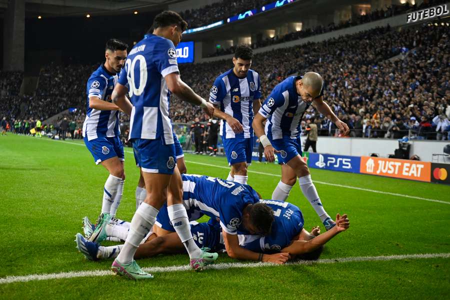 Jogadores do FC Porto festejam o golo de Galeno