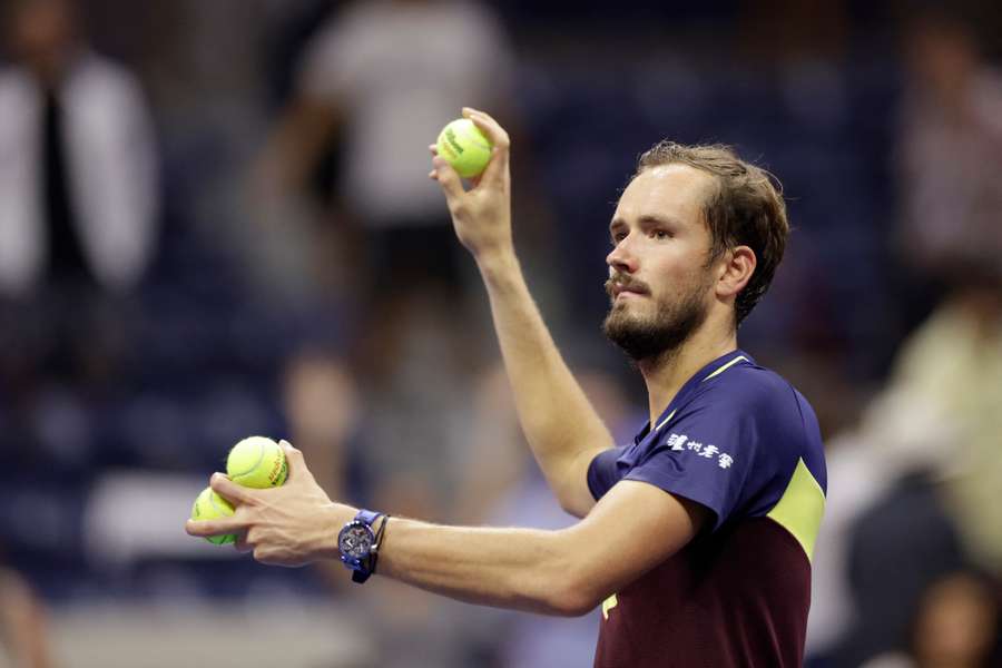 Medvedev pode levar perigo para Djokovic na final de quadra rápida