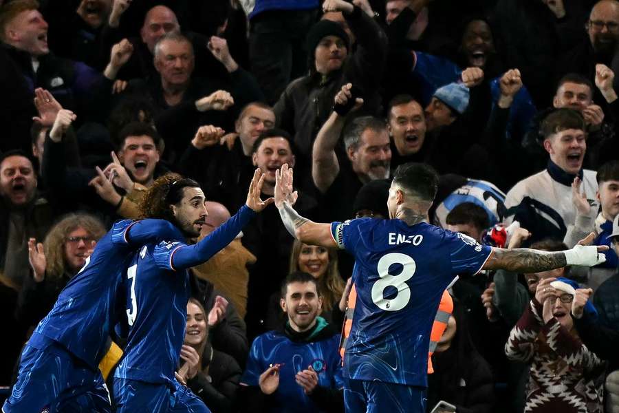 Chelsea ficou apenas a dois pontos da liderança da Premier League