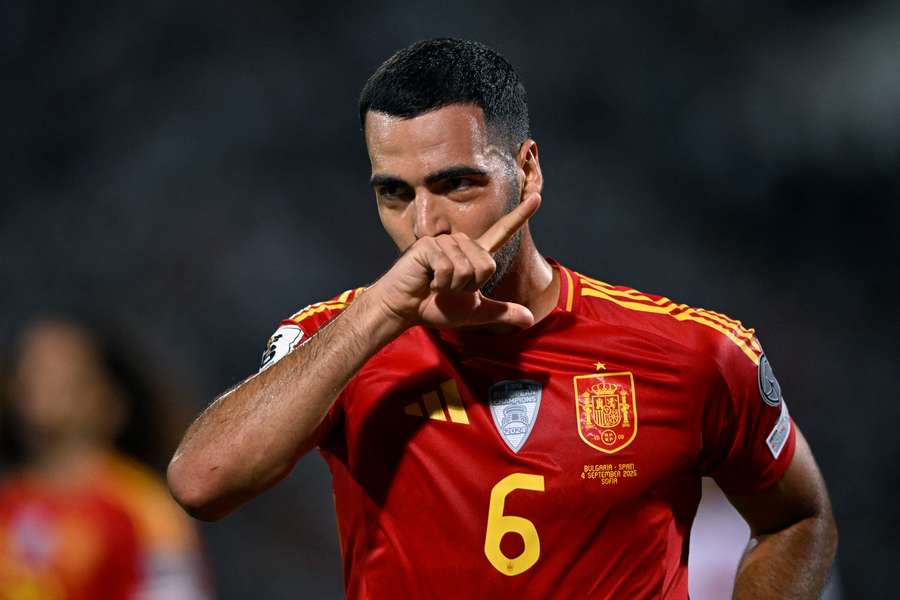 Mikel Merino celebra un gol