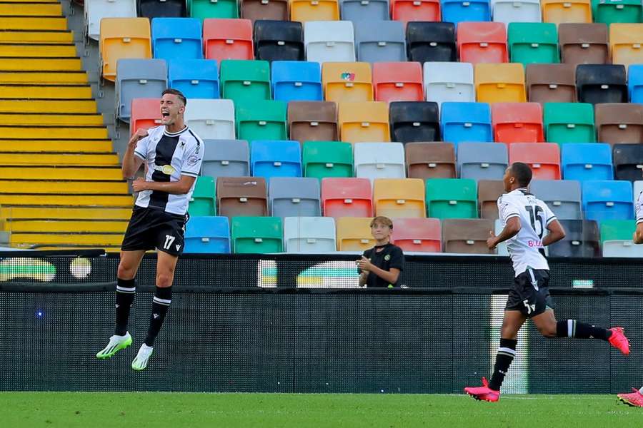 Lorenzo Lucca is terecht blij met zijn goal