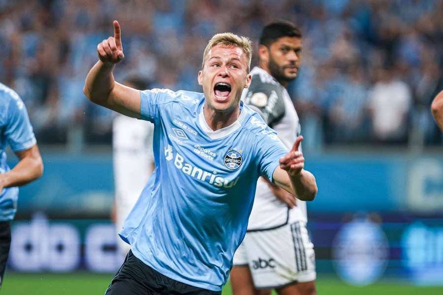 Ronald comemora gol que deu a vitória e a vice-liderança ao Grêmio