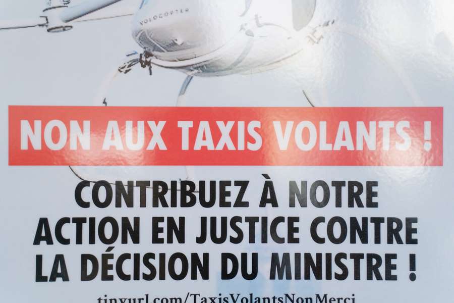 Pancartă anti-taxiuri aeriene în Paris