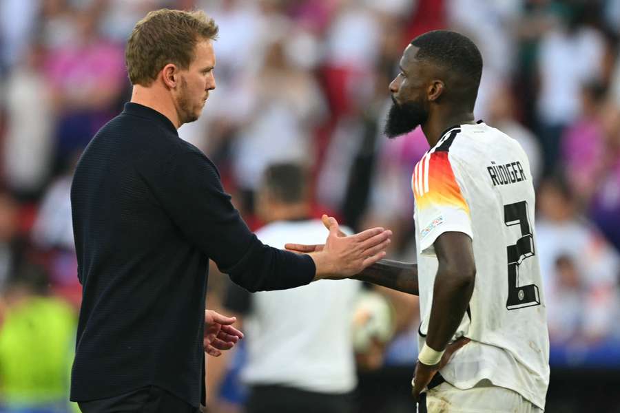 Julian Nagelsmann tröstet Antonio Rüdiger.