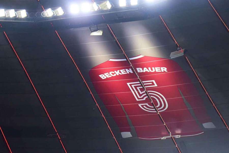 Beckenbauers Trikot mit der fünf hängt bereits unter dem Stadiondach.