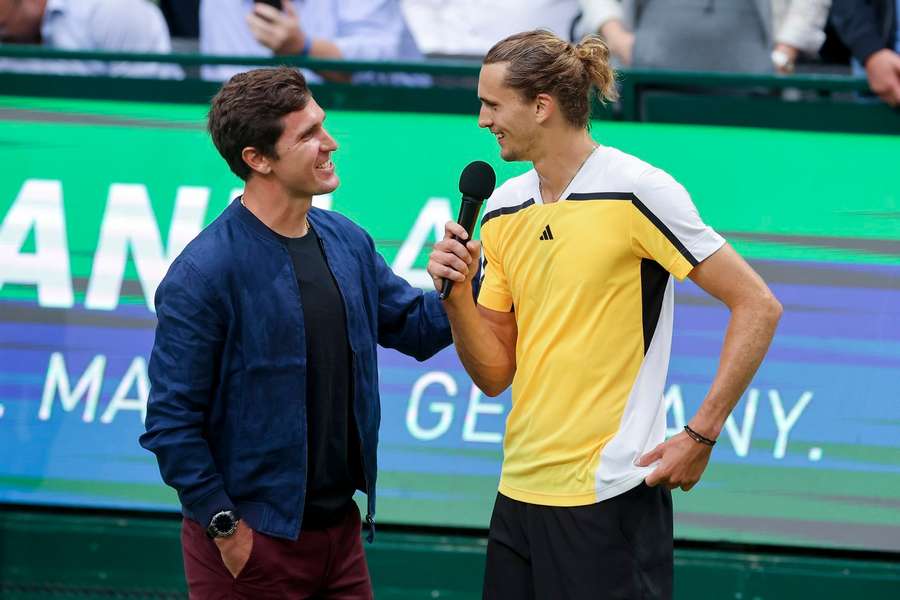 Mischa Zverev (l.) und Alexander Zverev (r.) verdingen sich neuerdings als Podcaster.