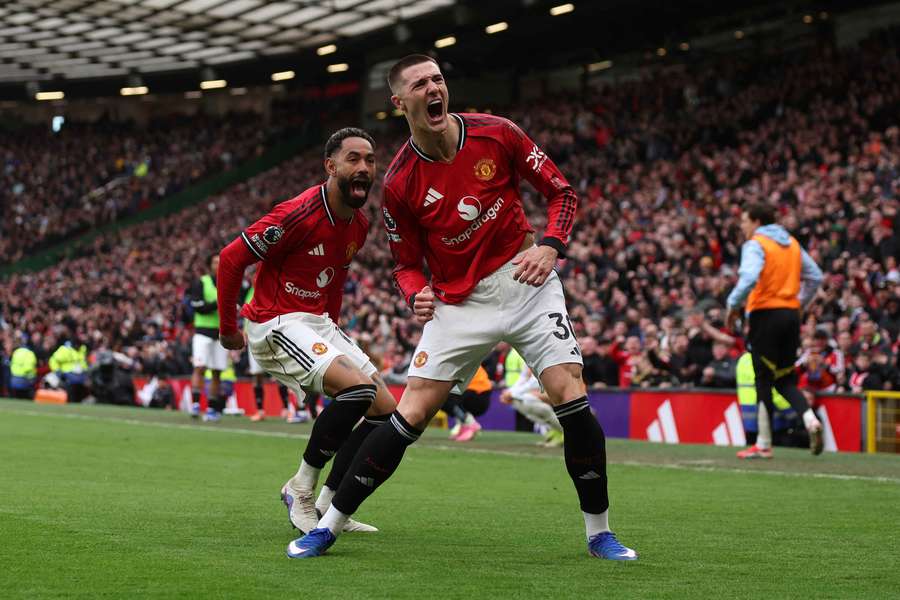 Manchester United robi kolejny krok w kierunku Ligi Mistrzów. Aston Villa pokonana