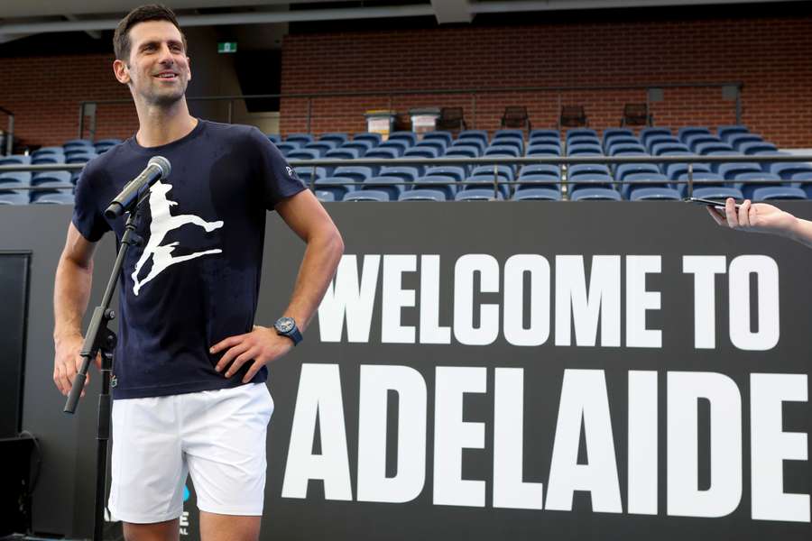 Novak Djokovič odštartuje prípravu na Australian Open turnajov v Adelaide.  